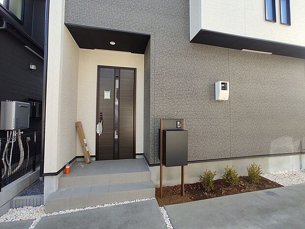 ポーチのついた新築分譲物件。玄関の印象はいかがでしょうか?入口からご覧ください。