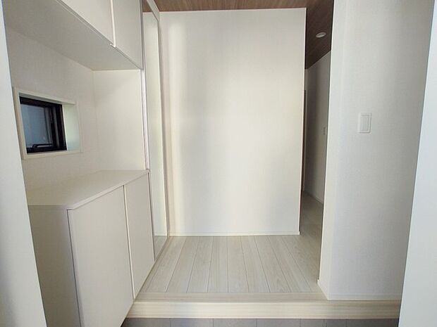 玄関を開けたらシューズボックス、使いやすい配置です。