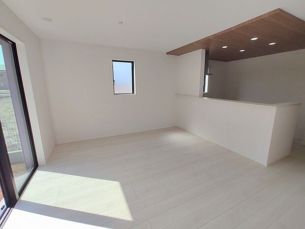 リビングは家具の配置も思いのまま。自由度が高い設計です。 