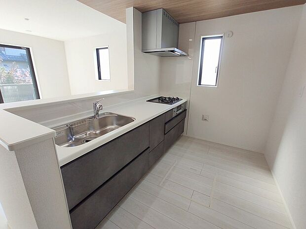 リビングで遊ぶお子様を見守りながらお料理ができる、対面キッチン。 