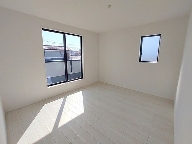 バルコニーからはたっぷりと太陽の光が舞い込みます。