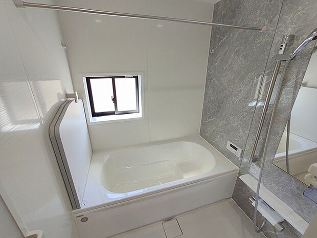 広々1坪タイプのゆったり浴室ユニットはベンチバス仕様で、小さなお子様やお年寄りにも安心。防カビ・抗菌素材なのもうれしい。