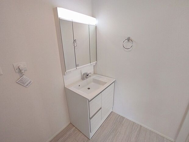 三面鏡を採用した洗面化粧台。鏡の裏にも収納スペースがあります。 