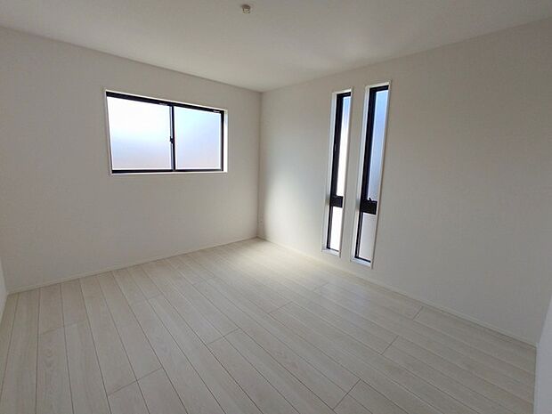 今からここを誰のお部屋にしようか、そんな洋室。