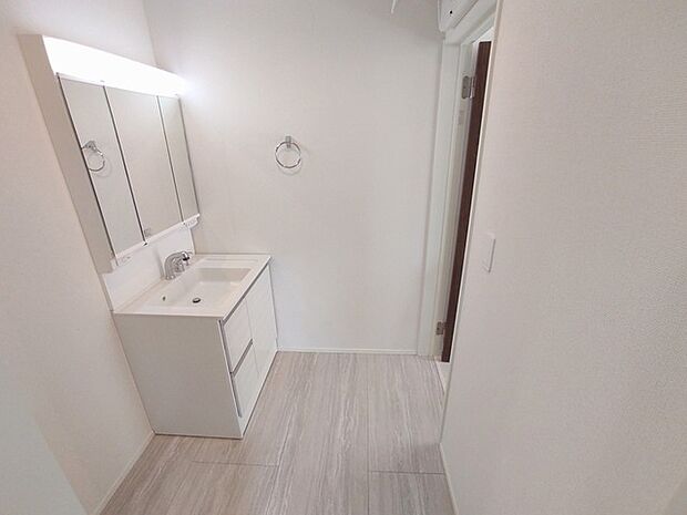 ドライヤーの風に包まれながら、今日一日の終わりを感じる。そんな、地味だけど決して無くてはならない、名脇役。