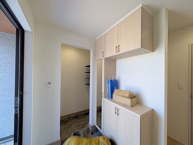 玄関を開けたらシューズボックス、使いやすい配置です。