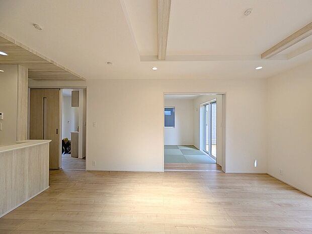 LDK+隣接和室、開放すれば広々空間に。おもてなしスペースにもどうぞ。