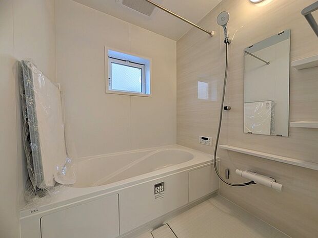 バスユニット1坪タイプ是非、足を伸ばして入って欲しいユニットバス。疲れの取れ方が違うかも。浴室乾燥機、手すり付き。