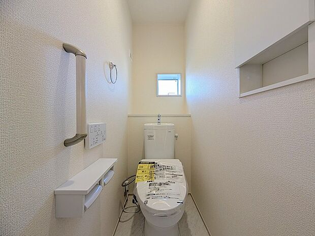 ウォシュレット機能付き。憩いの場としてひそかに注目度の高いお手洗いにもご注目ください。