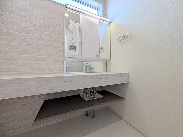 ゆとりの洗面スペースで、朝の身支度もスムーズに。