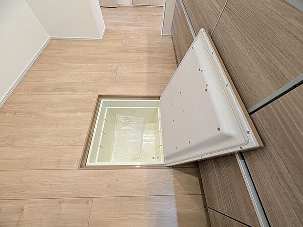 床下収納や食品庫に利用可能。まとめ買い派にうれしい床下収納。