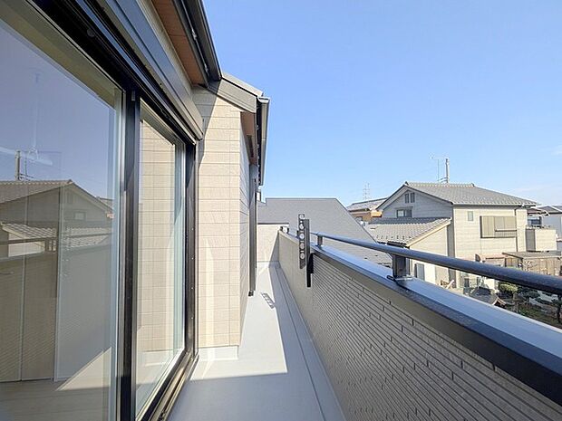 ゆとりの広さを確保したバルコニー。お布団を干すのも、この広さならラクラク。