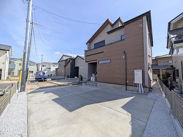 並列2台駐車可能な、ゆとりのカースペースがここに。