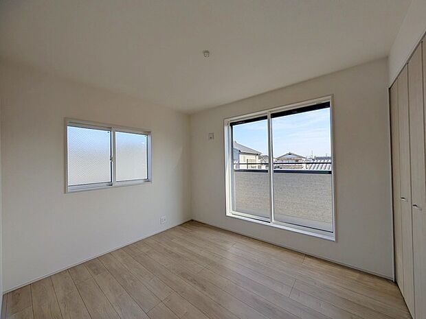 住宅街の2階南向きのお部屋、日当たりはご覧のとおり良好です。