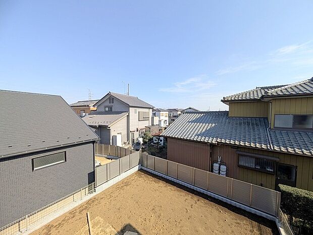 前面の住まいとの距離感があるから、圧迫感を感じません。