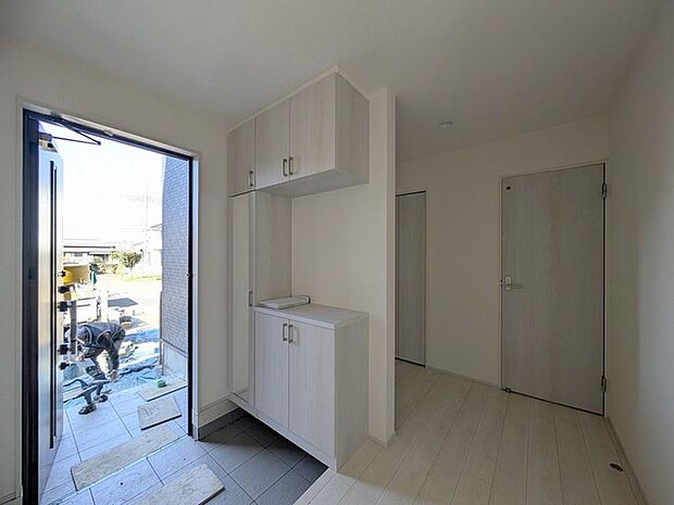 玄関は家の顔でもあります。広いと気持ちがいいですね!玄関を開けたらシューズボックス、使いやすい配置です。