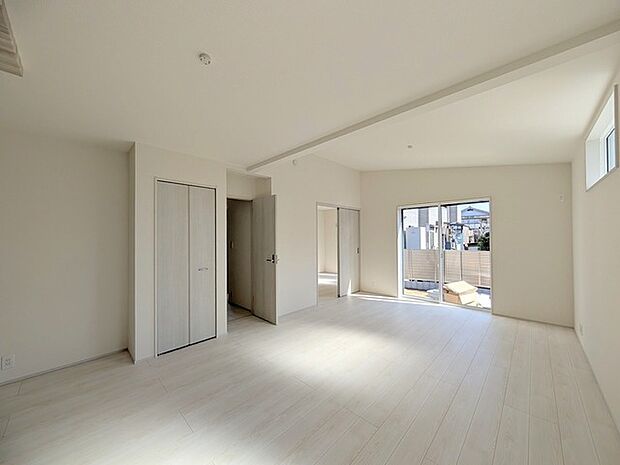 解放感あふれるリビングは、自然に光と風に恵まれます。 