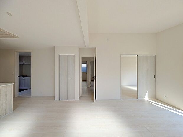 ご家族みんながゆったりくつろげる広々リビング。