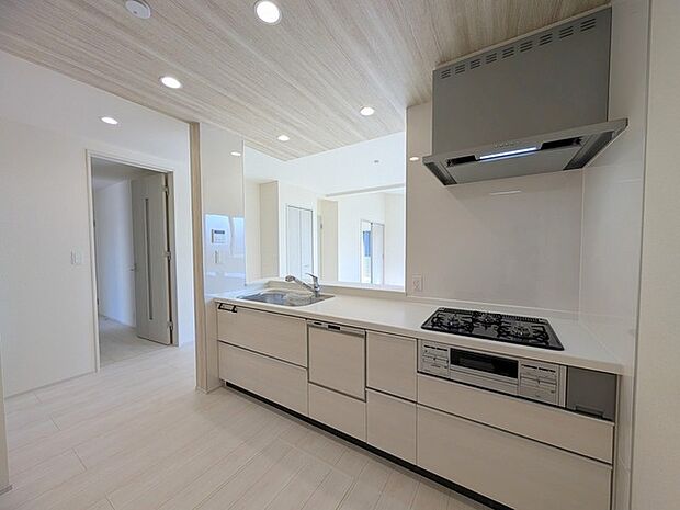 料理をしながらでも、ご家族との会話を楽しめる対面キッチン。