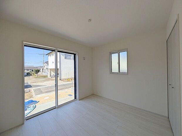 大事な日当たりは、大きな窓から。誰のお部屋にしましょう。 