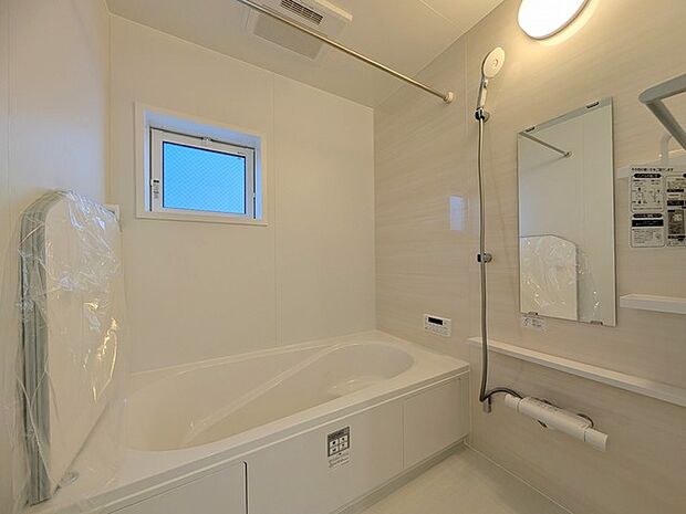 広々1坪タイプのゆったり浴室ユニットは半身浴もゆっくり楽しめるベンチバス仕様。防カビ・抗菌素材なのもうれしい。  