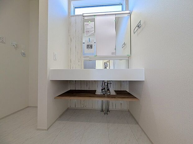 ゆとりの洗面スペースで、朝の身支度もスムーズに。