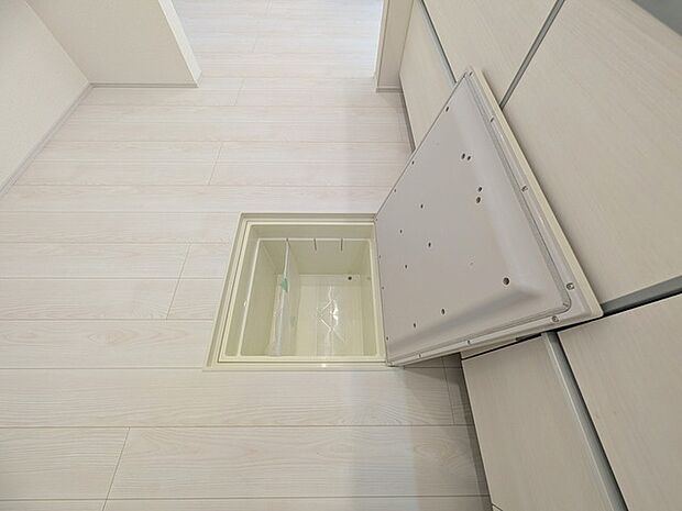 床下収納や食品庫に利用可能。まとめ買い派にうれしい床下収納。 