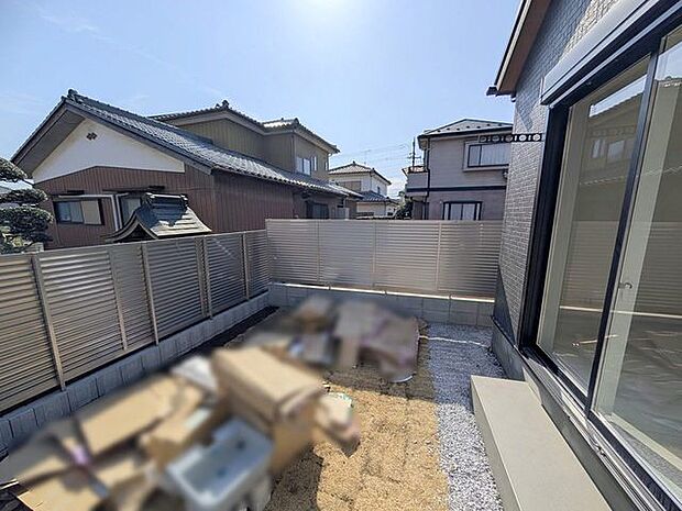 ベッドタウンにスタンダードなサイズのお庭付き。 