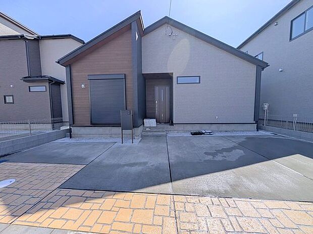 並列3台駐車可能な、ゆとりのカースペースがここに。 