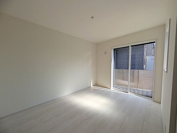 南から明るい光が射し込む、陽だまりの空間。