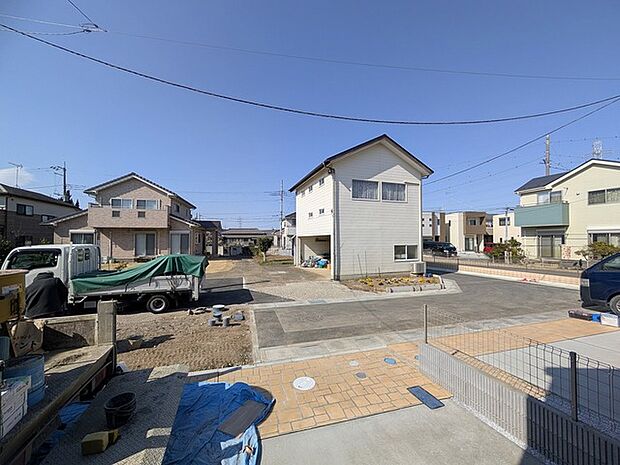 住宅街の中の一戸建て、あたりはほとんど住宅です。