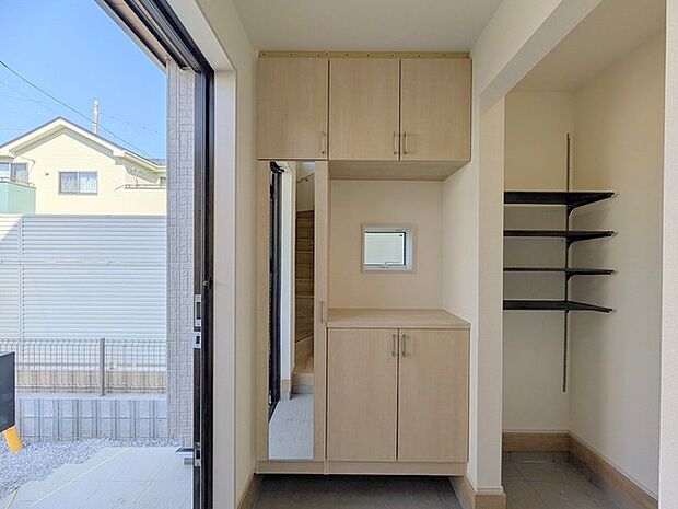 玄関を開けたらシューズボックス、使いやすい配置です。