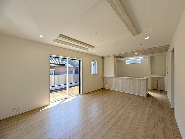 リビング空間とダイニング空間とか使い分けやすい間取り配置。対面式でキッチン立つ人の視界も良好です。