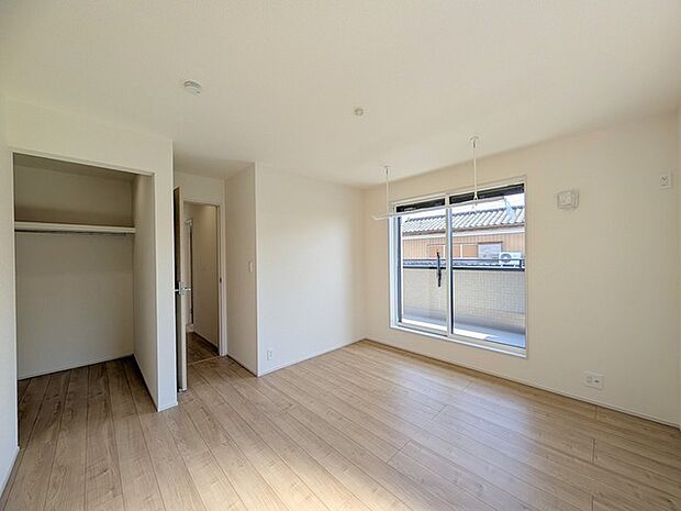 たっぷりの陽光に包まれる明るい住まいが、ここにあります。