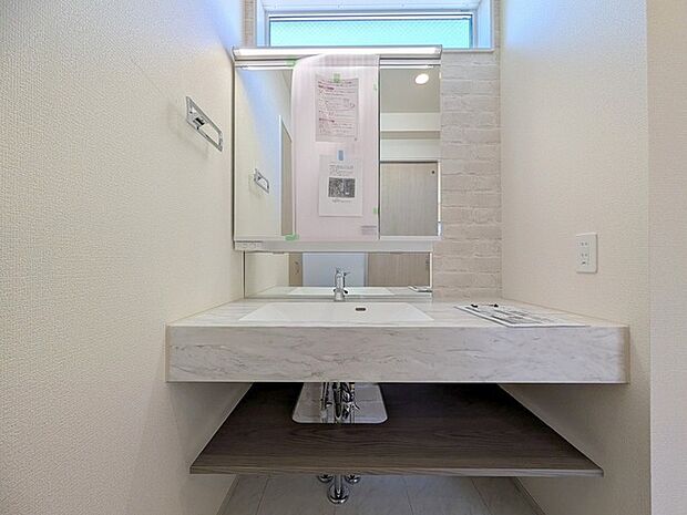 収納力と機能性に優れた、お手入れラクラク洗面化粧台。水回りのあれこれがキレイに収まりそうですね。