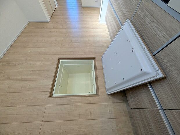 床下収納や食品庫に利用可能。まとめ買い派にうれしい床下収納。 