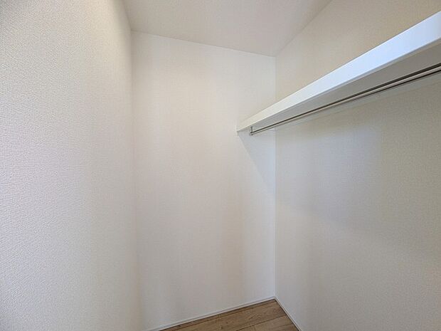季節物の衣類もスッキリ収納できる、ウォークインクローゼット。