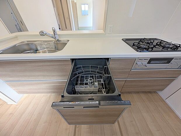 手に優しい、後片づけおまかせの食洗機。食後のだんらんを早く楽しんでください。 