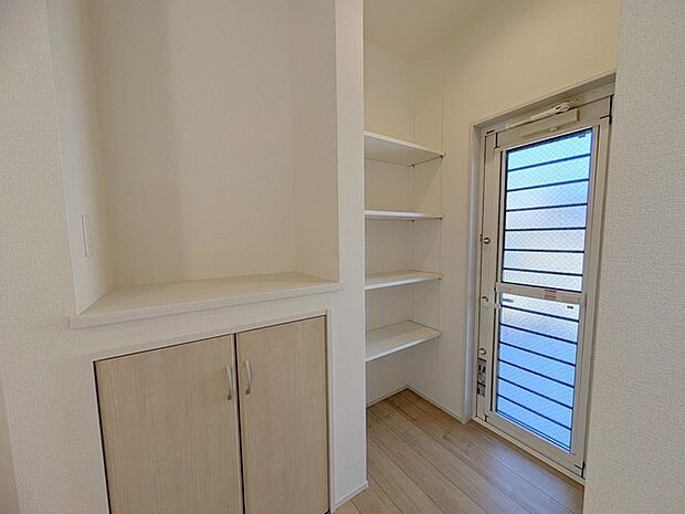 キッチンの脇に、この収納があるだけで、キッチン動線が変わりますね。 勝手口があればキッチンから出たゴミを、サッと外へ。キッチンはいつも清潔キレイ。  