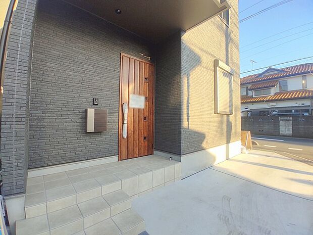 ポーチのついた新築分譲物件。玄関の印象はいかがでしょうか?入口からご覧ください。