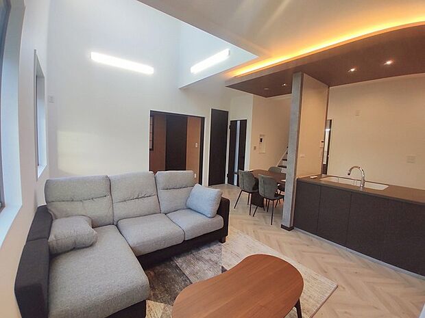 朝から日差しいっぱい、 早起きしたくなるLDK。