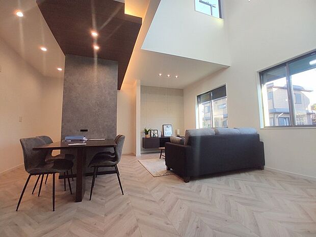 22帖の広々LDK上部には、開放的な吹抜けを採用。