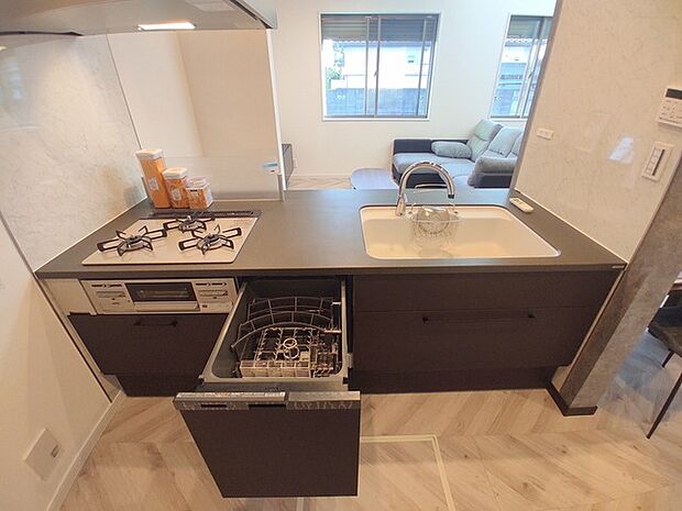 リビングで遊ぶお子様を見守りながらお料理ができる、対面キッチン。省エネ ・ 衛生的な食器洗乾燥機付。  