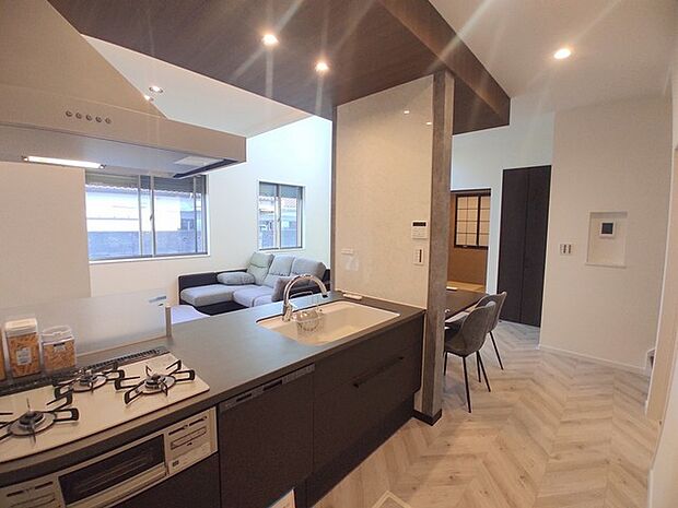 対面タイプなら、キッチン内にいながらご家族やお客様との会話が楽しめます。