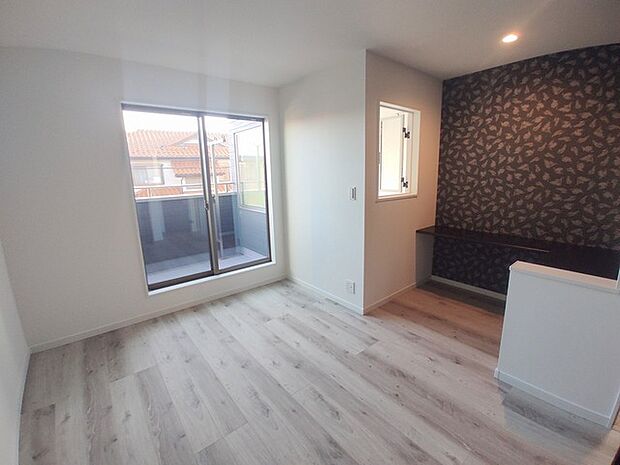 バルコニーからはたっぷりと太陽の光が舞い込みます。