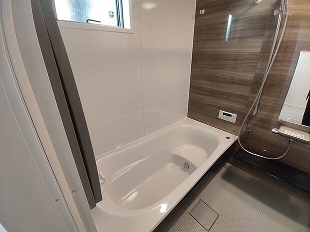 広々1坪タイプのゆったり浴室ユニットは半身浴もゆっくり楽しめるベンチバス仕様。防カビ・抗菌素材なのもうれしい。