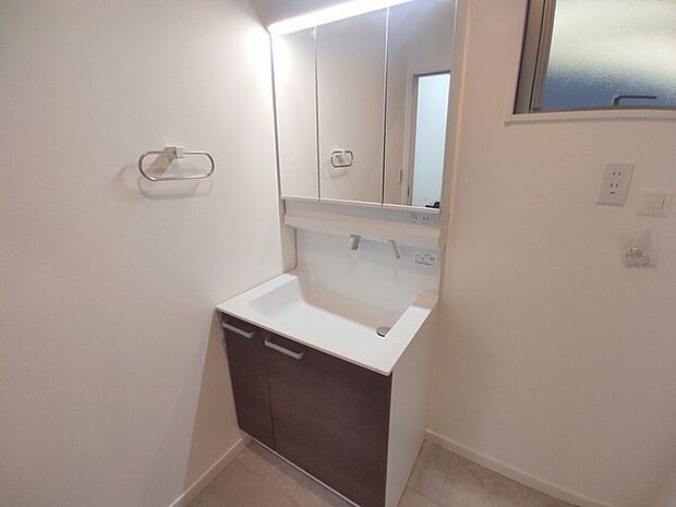 収納豊富な三面鏡付洗面化粧台。水回りのあれこれがキレイに収まりそうですね。