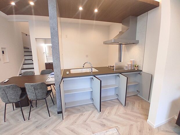 キッチン収納でキッチン回りはいつもきれい。ワンランク上の快適さを。