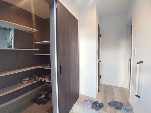大容量のウォークインシューズクローゼットが嬉しい。