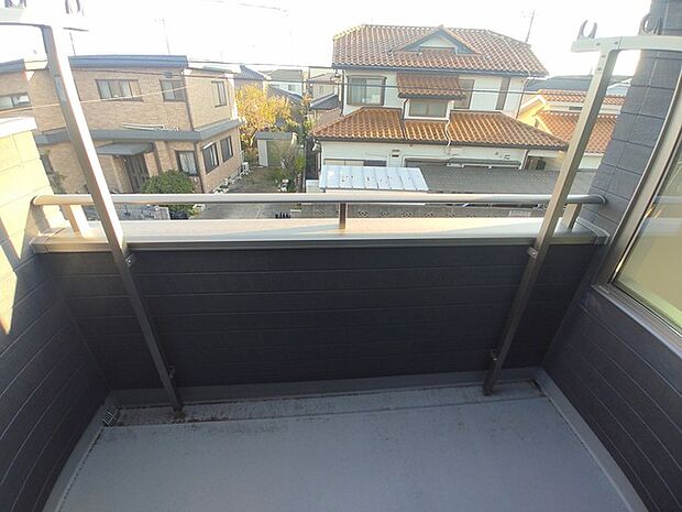 南側に面したワイドな幅のバルコニー、カラッと洗濯物が乾きそう。 